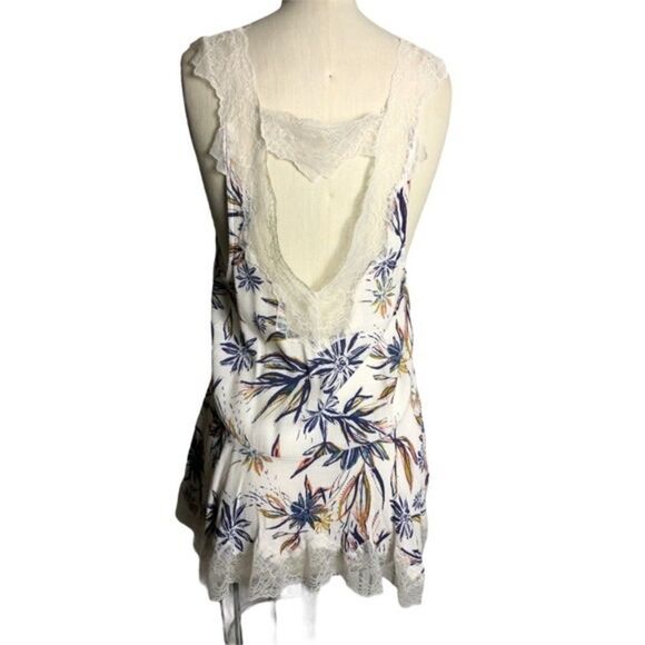 ✨ Free People Intimately Lace Floral Peplum Top ✨ - Picture 4 of 9